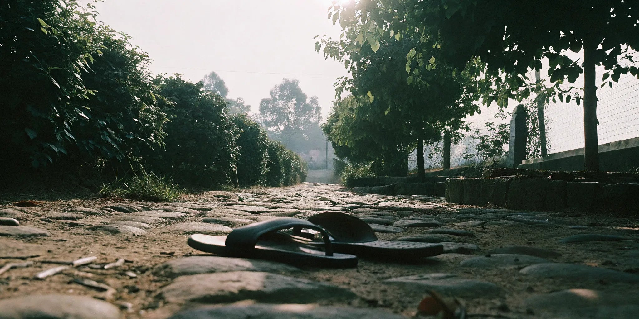 Grounding walking shoes with a supportive footbed on stone