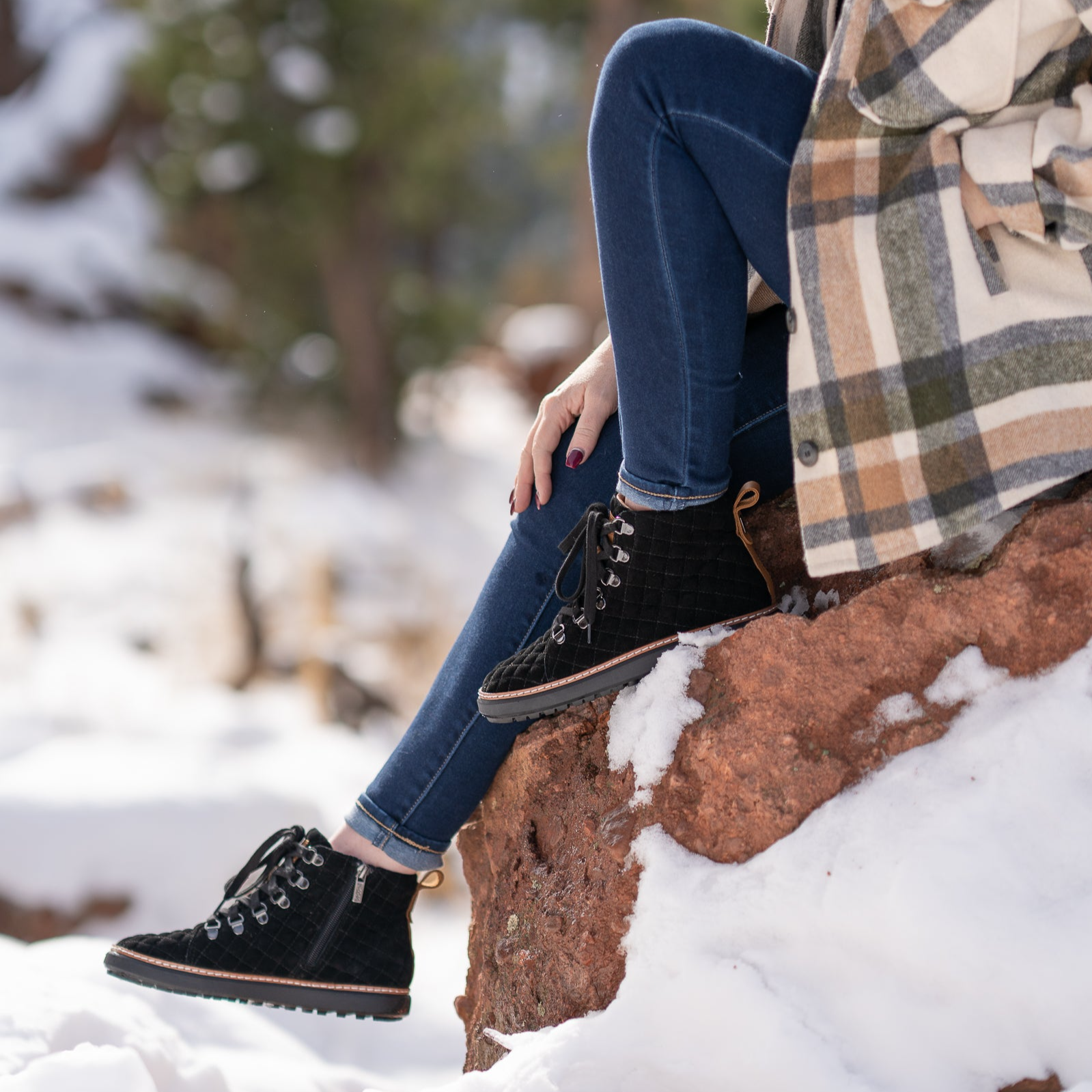 Woman wearing Black quilted grounding high top for women in snow